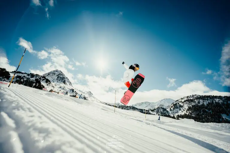 snowboarder sautant haut dans les montagnes ensoleillées d’Andorre